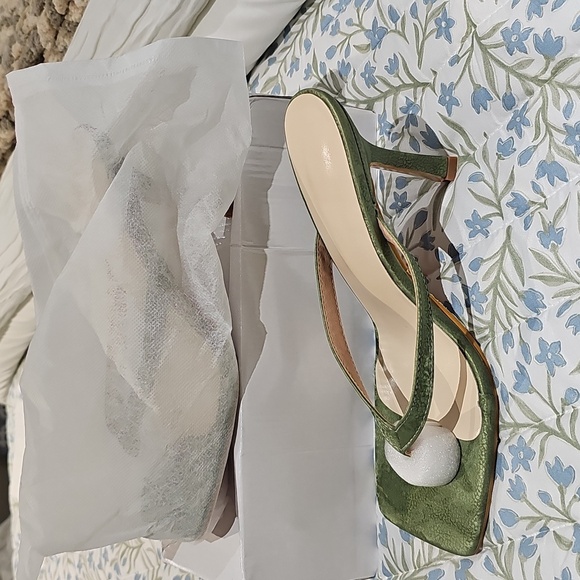 NWOT Elegant Green Women's Sandals - Picture 2 of 6